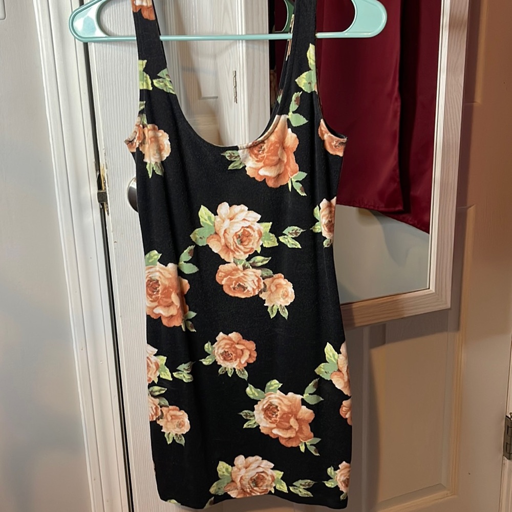 Floral print dress from Forever 21. 95% cotton. 5% spandex/elastane.